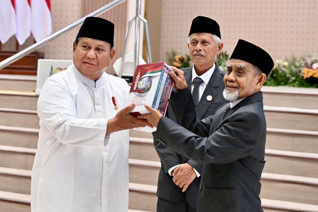 Prabowo Terima Audiensi Pimpinan Gontor, Diserahi Mushaf Al-Qur’an dan Buku Khusus